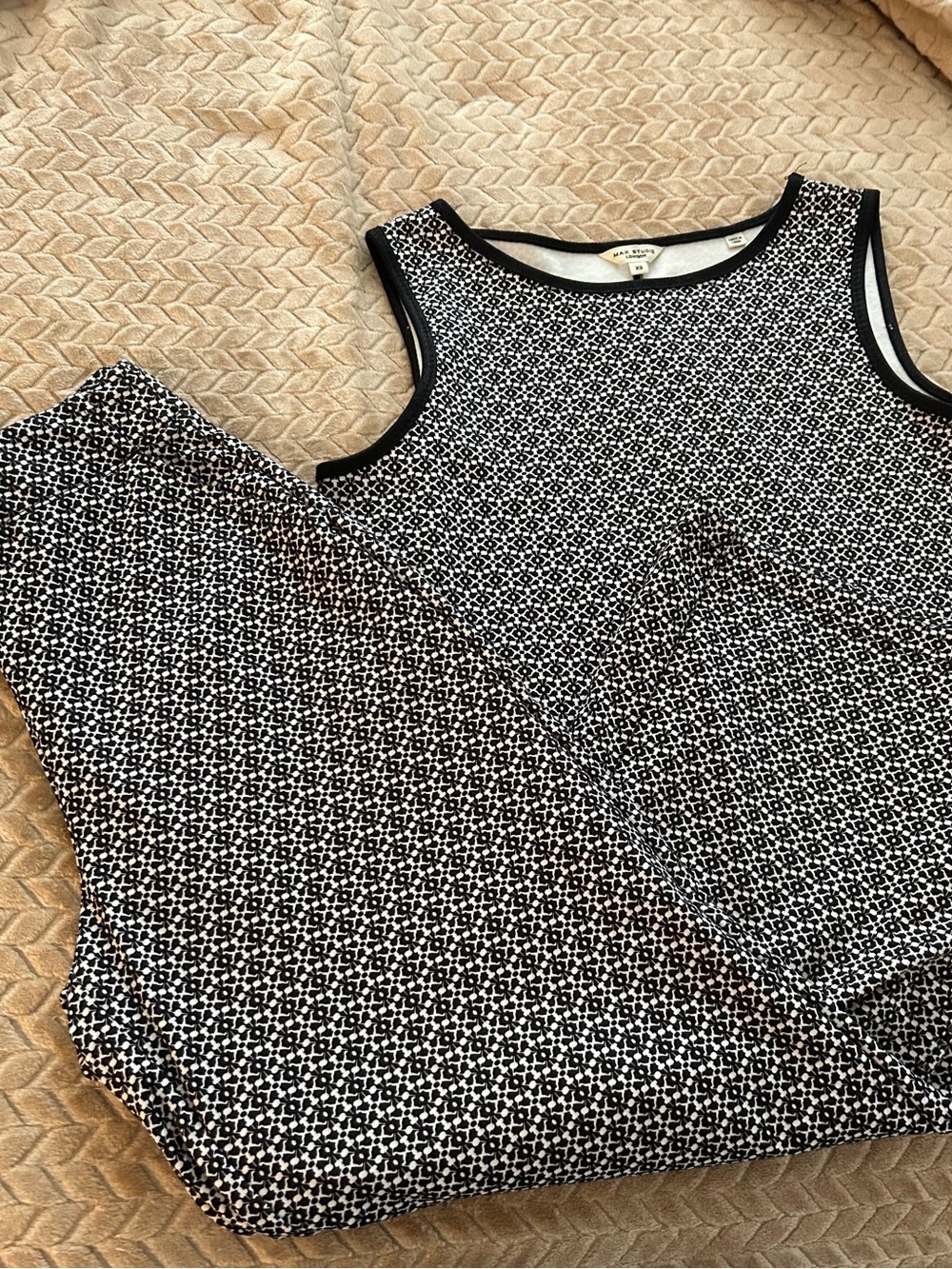 Max Studio Black and White Sleeveless Printed Top